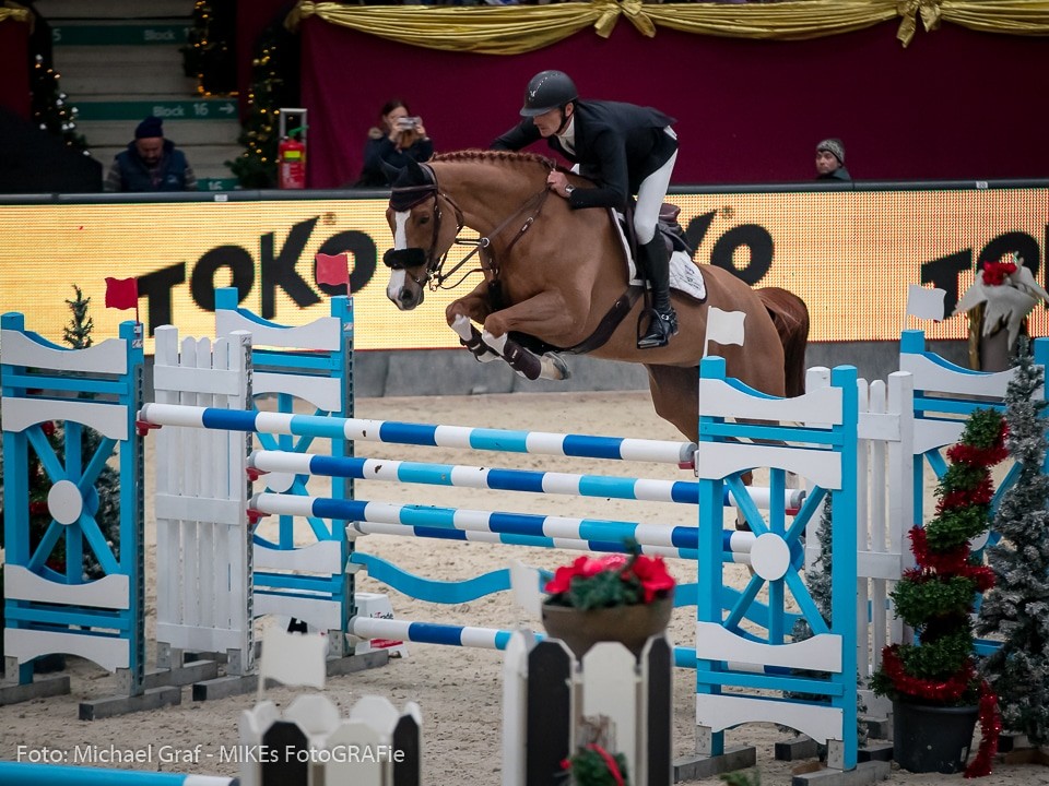 Stefan Eder und Cobra auf dem Weg zum Sieg im Alpenspan Big Tour Opening (1,45 m). © Michael Graf