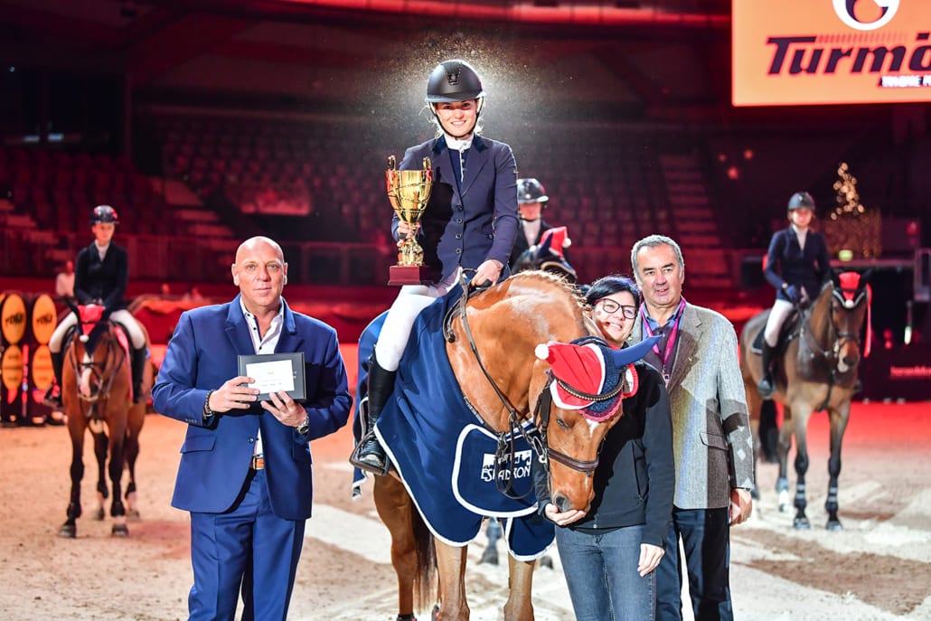 Daniela Dieringer gratulierte – gemeinsam mit Veranstalter Josef Göllner - den Siegerinnen und Platzierten im Namen von Turmöl. © Daniel Kaiser