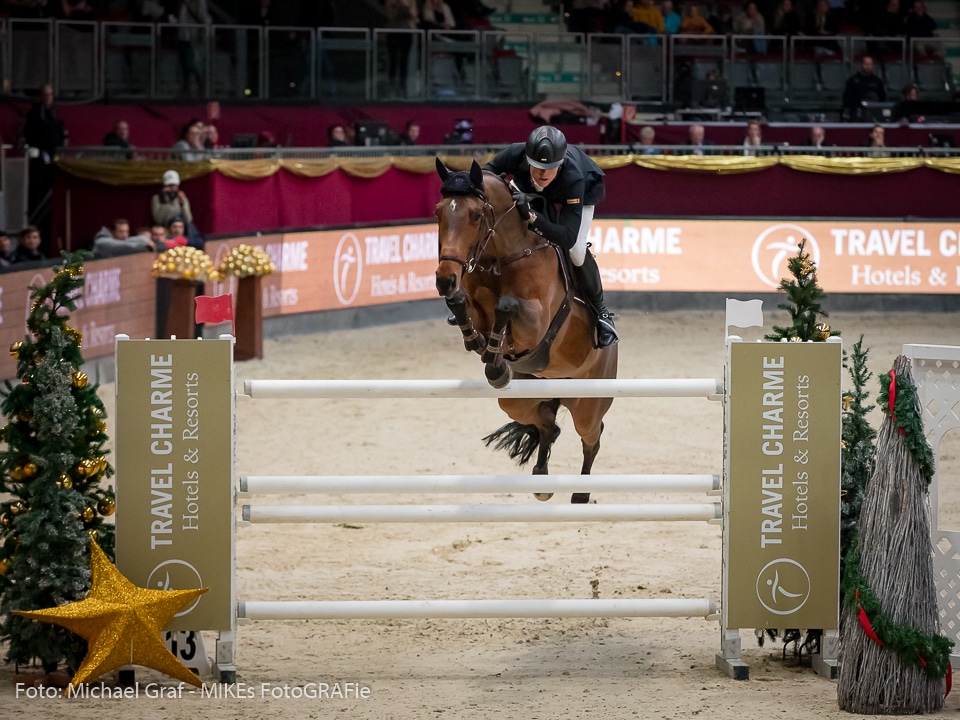 Bester Österreicher im mit 95.000.- Euro dotierten Travel Charme Grand Prix von Salzburg waren Max Kühner (T) und der 8-jährige Elektric Blue P. © Michael Graf