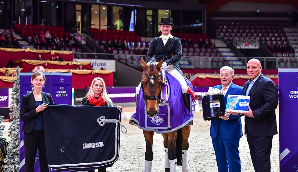 Siegerehrung im Weltcup Grand von Salzburg (von links nach rechts): Jennifer Häusler-Göllner, Isabell Werth, Dr. Gerhard Meyer von iWest und Josef Göllner. © Daniel Kaiser