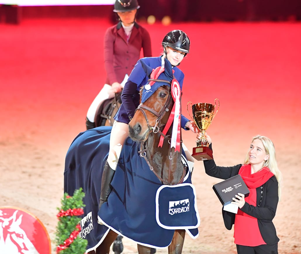 Alexandra Linda Hornakova (SVK) sprang zum Sieg in der Fixkraft Medium Amateur Tour. Jenny Göllner gratulierte im Namen des Veranstalterteams. © Daniel Kaiser