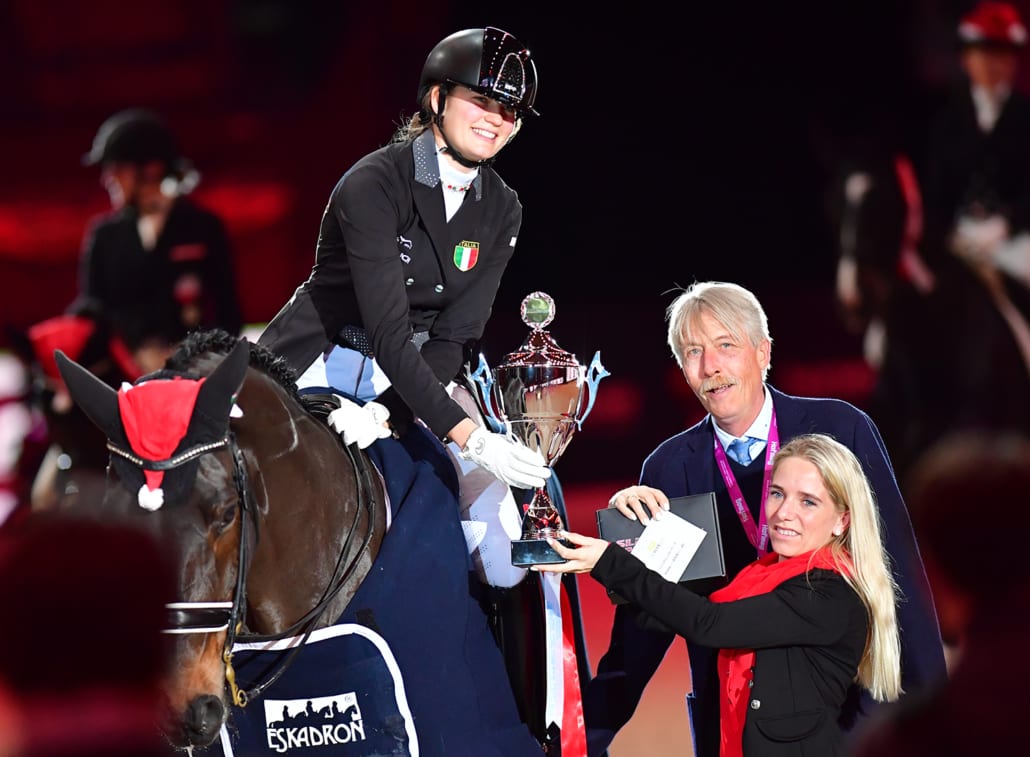 Richter Thomas Lang und Jennifer Göllner-Häusler gratulierten Valentina Remold zum Sieg in der LISEC Dressage Cup Musikkür. © Daniel Kaiser
