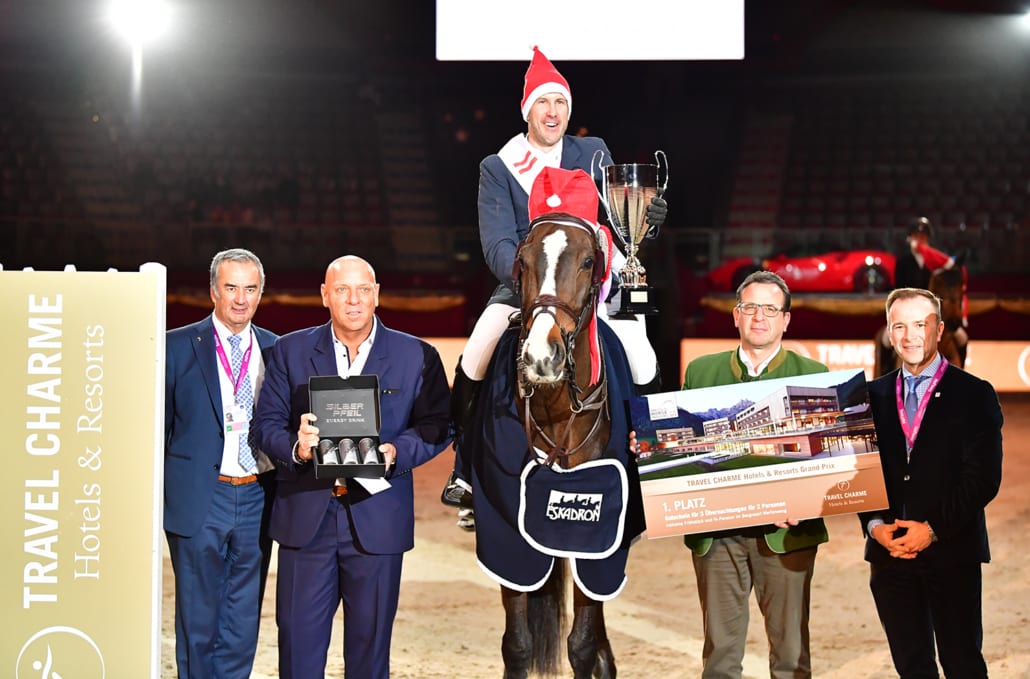 Siegerehrung im Travel Charme Grand Prix Salzburg: Dr. Ernst Griebnitz (Salzburger Pferdesportverband), Josef Göllner (Veranstalter), Andrew Kocher & Squirt Gun, Dietmar Wernitznig (Travel Charme Hotels), Bgm.-Stellvertreter Bernhard Auinger. © Daniel Kaiser