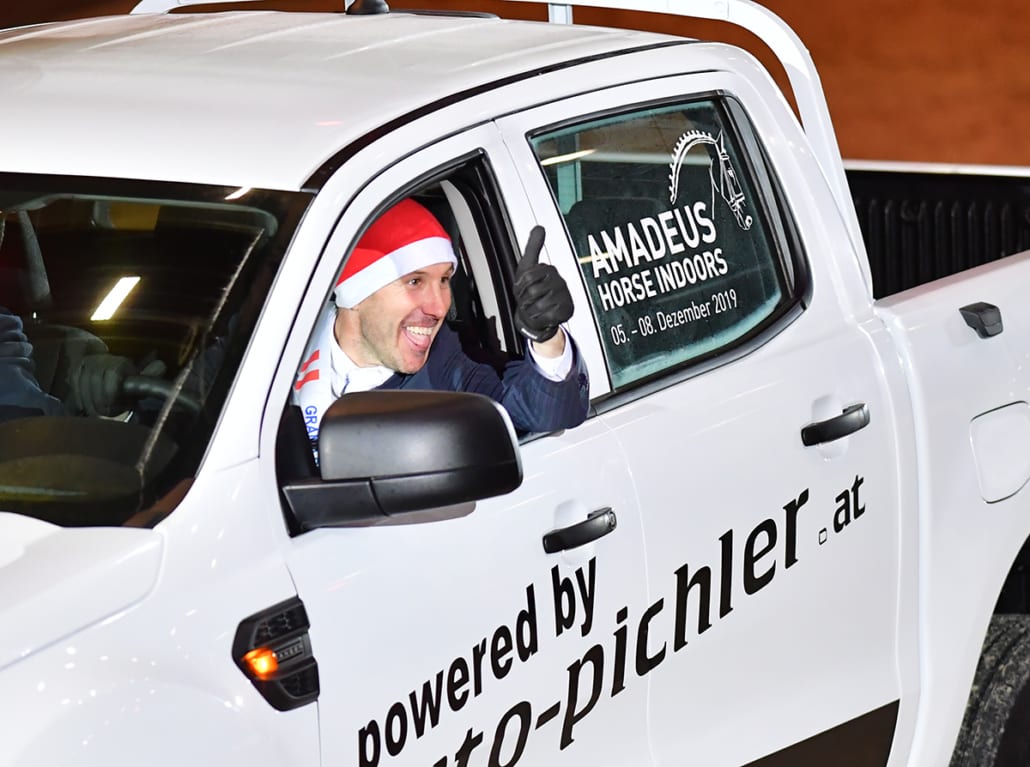 Andrew Kocher ist seinen Ford Ranger von Auto Pichler gleich Probe gefahren. © Daniel Kaiser