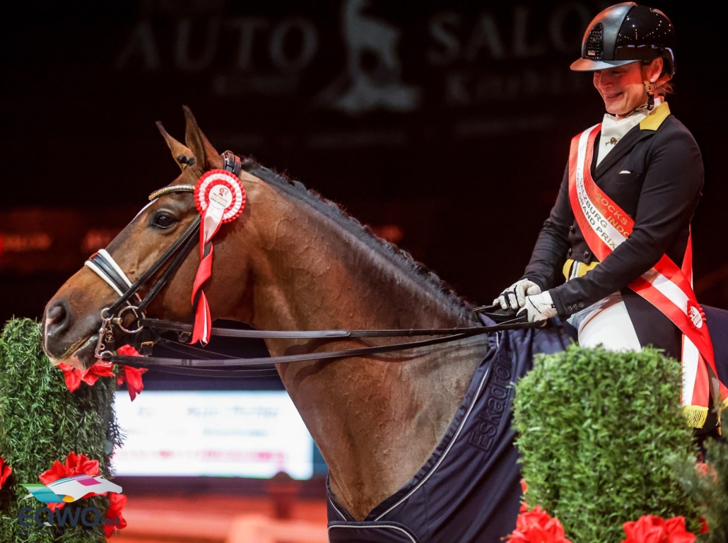 Isabell Werth freut sich über das gelungene Hallendebut von DSP Quantaz. © EQWO.net