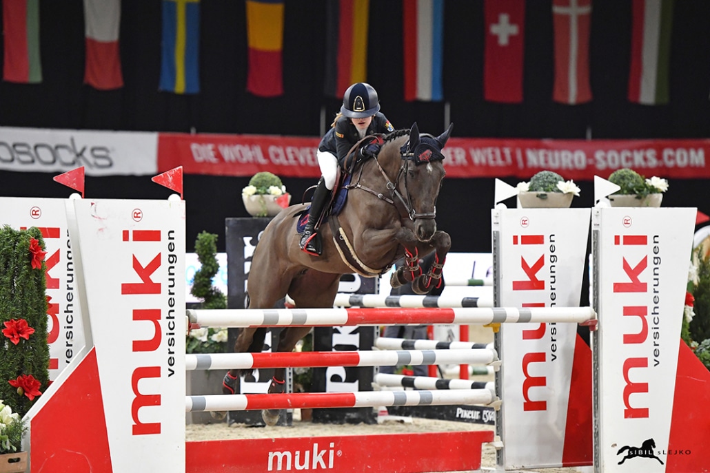 Der Apfel fällt nicht weit vom Stamm: Jolie Marie Kühner sprang mit Rainbow Motcha auf Platz 3 in der AlpenSPan Medium Tour. © Sibil Slejko