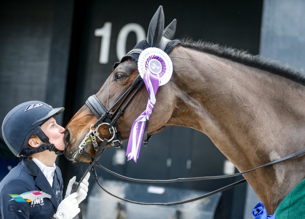 Ein Küsschen für “Mausi” Annabelle nach Platz 3 in der Dressur Weltcupkür von Salzburg für Helen Langehanenberg. © EQWO.net