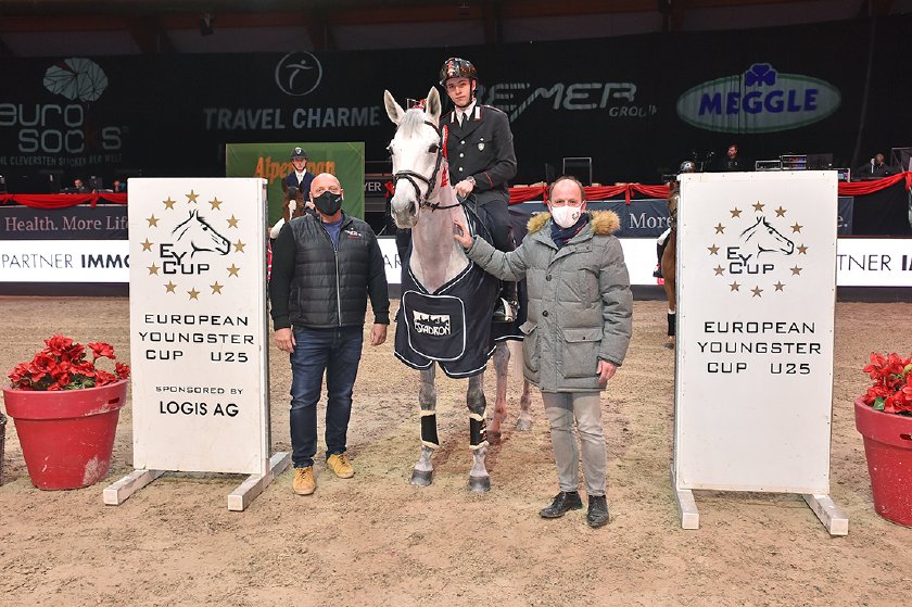 Herzliche Gratulation an Giacomo Casadei von Veranstalter Josef Göllner und Richter Dr. Christian Schacht. © Sibil Slejko