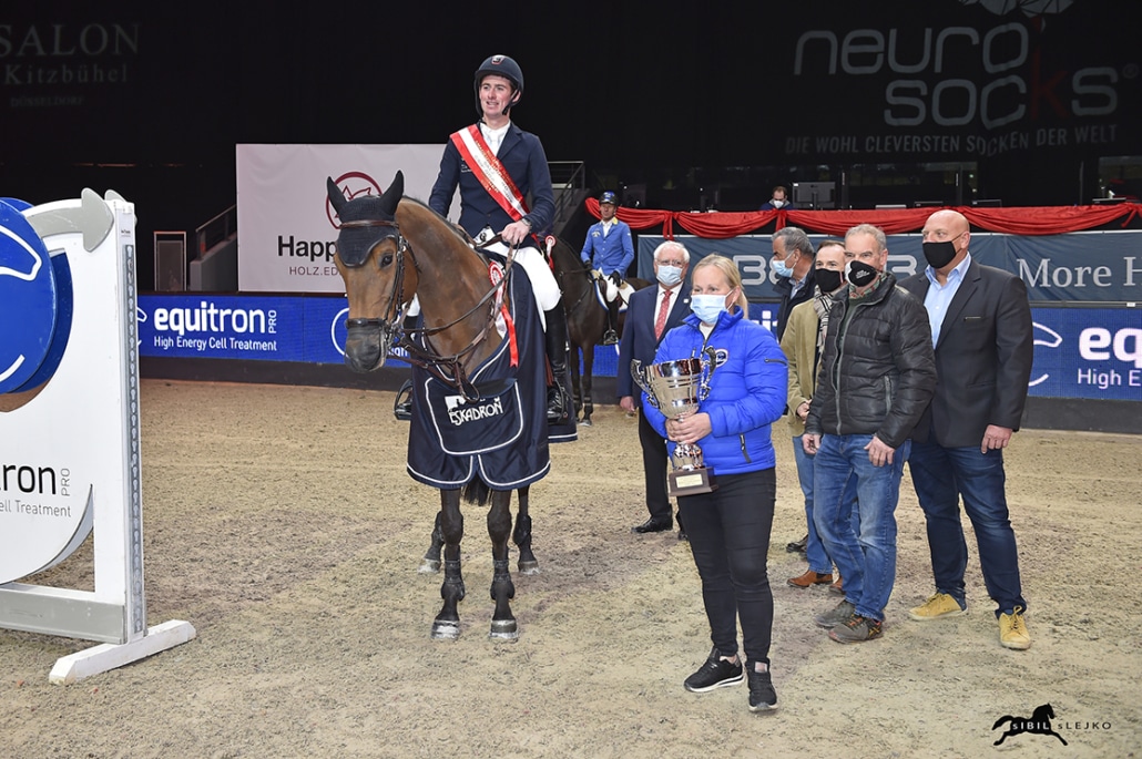 Siegerehrung im equitron-pro Grand Prix mit Karin Reichel von equitron-pro. © Sibil Slejko