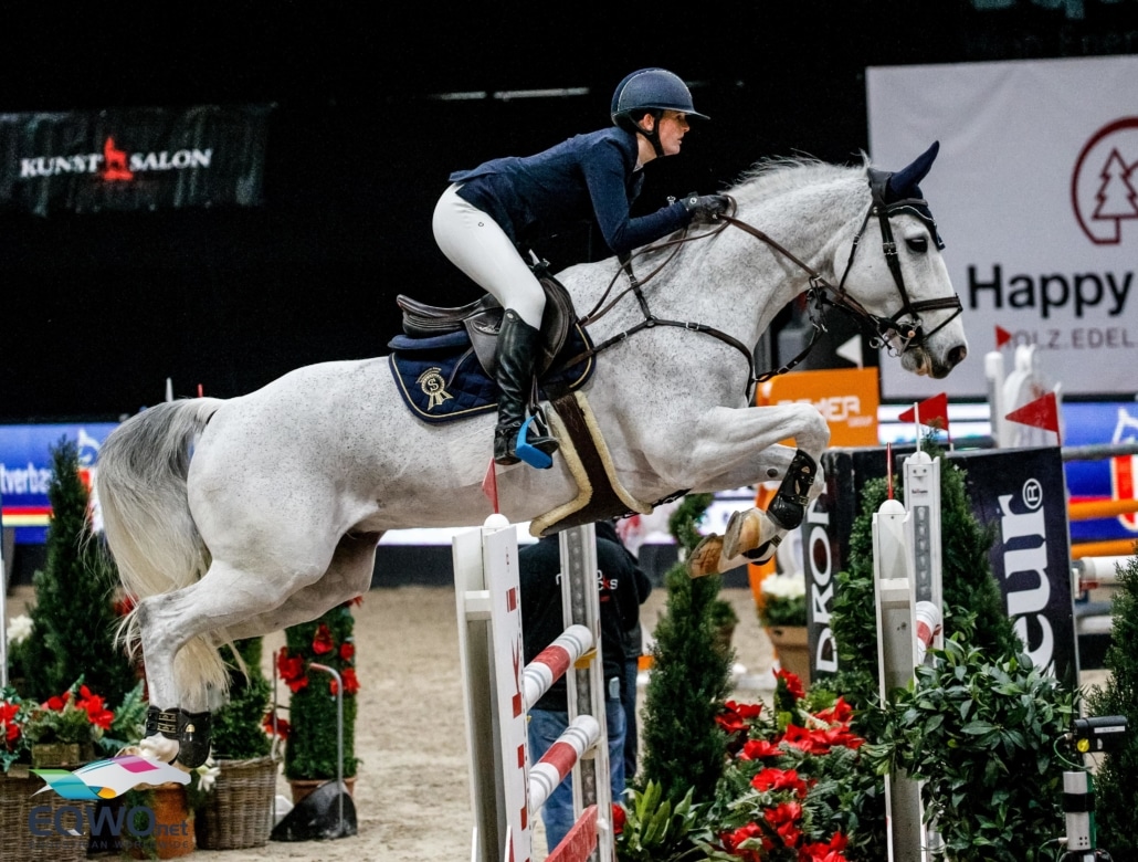 Silver Surfer springt unter Géraldine Straumann (SUI) zum Sieg im SPS Finale. © EQWO.net