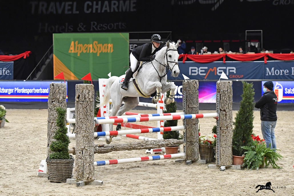 Susanne Winter (OÖ) und Cornet’s Castello sprangen zum Finalsieg in der SPS Medium Tour. © Sibil Slejko