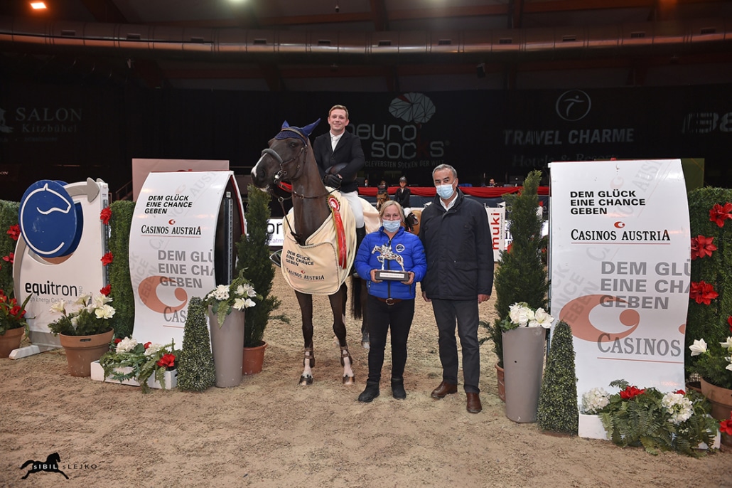 Siegerehrung vom Casino Grand Prix powered by equitron-pro: Josef Göllner gratulierte Alexander Müller  gemeinsam mit Karin Reichl (equitron) und Dr. Ernst Griebnitz (Salzburger Pferdesportverband). © Sibil Slejko