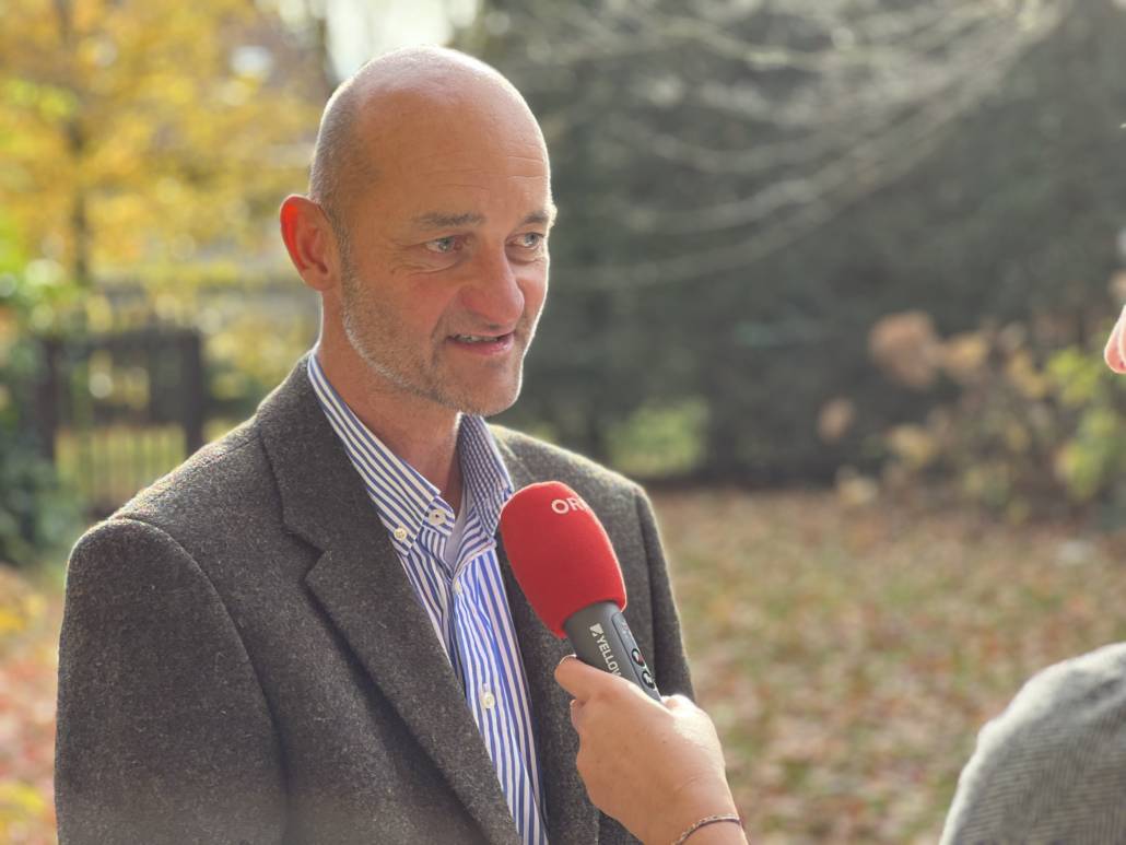 Geschäftsführer Christian Steiner präsentierte beim Pressegespräch einen neuen Hauptsponsor. © Amadeus Horse Indoors