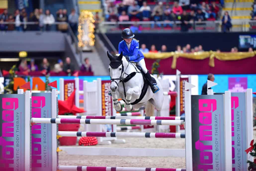 Lauren Adams (IRL) und Slieve Bloom Bella Rose auf dem Weg zum Sieg in der FEI Jumping Ponies’ Trophy Finale. © Daniel Kaiser