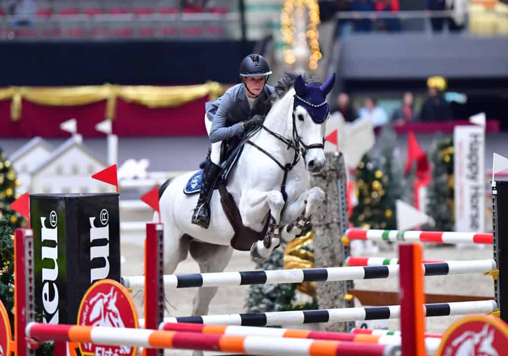 Kathrin Adler (GER) gewinnt die Medium Tour über 1,20 m presented by MEFA Pferdetransporter. © Daniel Kaiser.