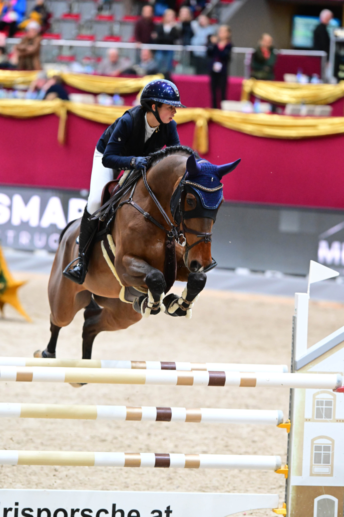 Für Lisa Marie Arvai lief es sehr gut in der Big Amateur Tour presented by MEFA Pferdetransporter. © Silberpfeil Amadeus Horse Indoors | Daniel Kaiser 