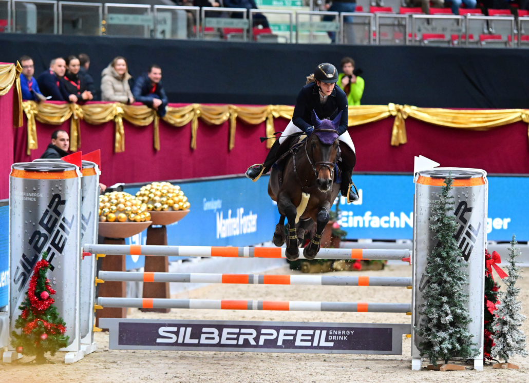 Finalsieg in der small Amateurtour presented by Nürnberger Versicherung für die Vorarlbergerin Stephanie Kirchmann auf Kleon's Ariosa SB. © Silberpfeil Amadeus Horse Indoors | Daniel Kaiser 