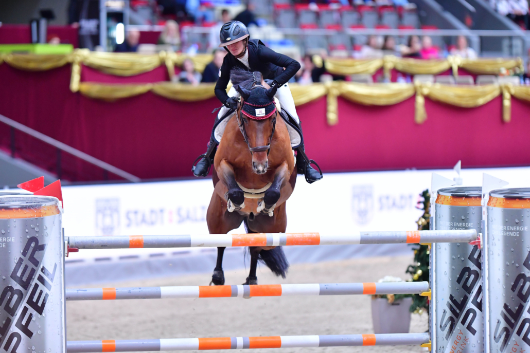 Magdalena Margreiter (AUT/NÖ) und ihr Herzenspferd Chappeloup galoppieren mit Null Fehlern auf Rang vier im Stechen von Salzburgs Großem Preis. © Silberpfeil Amadeus Horse Indoors | Daniel Kaiser
