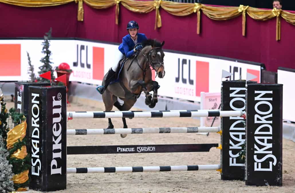 Abbie Oakey (IRL) ritt mit Boutade Ste Hermelle auf Platz in der Pony Trophy um den preis von JCL Logistics. © Daniel Kaiser
